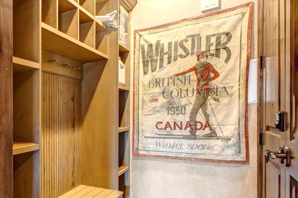 Vintage on the Strand 2 bedrooms Ski Out VIN-14 by KBM