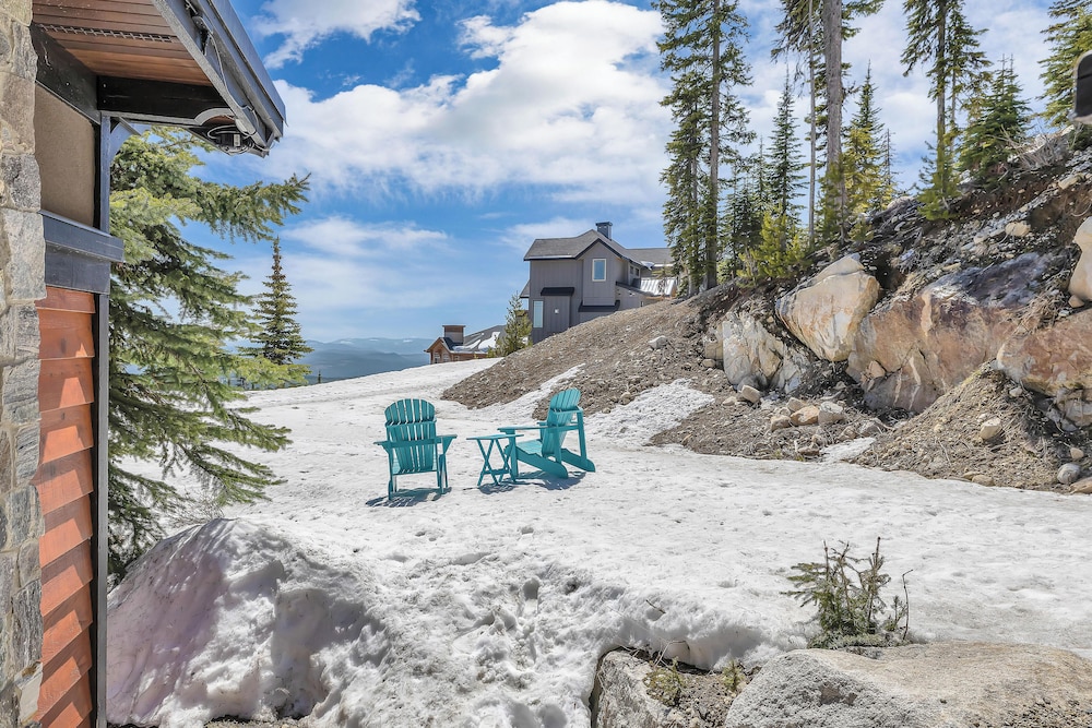 Snow Therapy Chalet Ski In Out & Hot Tub