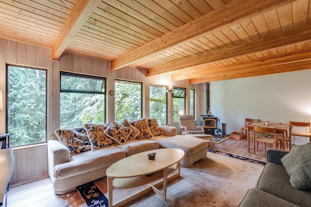 A 3 Story, 3 Bedroom Traditional Rustic Ski and Hiking Chalet