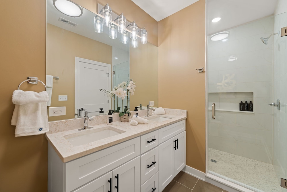 3 Bed 2 Bath Chicago Retreat w Balcony Parking