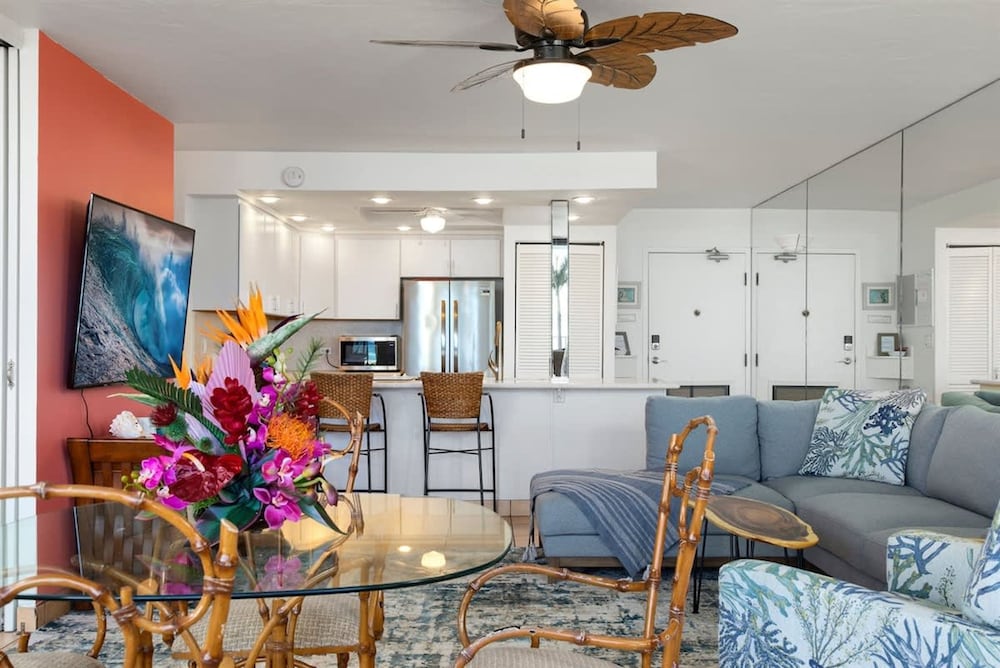 Spacious Oceanfront Hideaway Ground-level Paradise