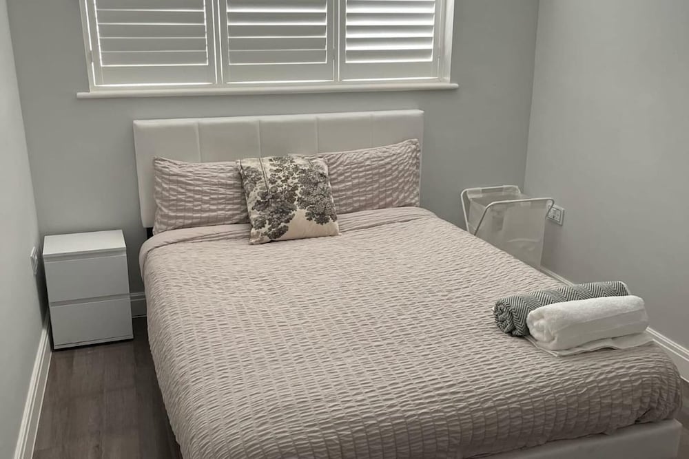 House - Sleeps 16, Parking, Pets Allowed & Jacuzzi