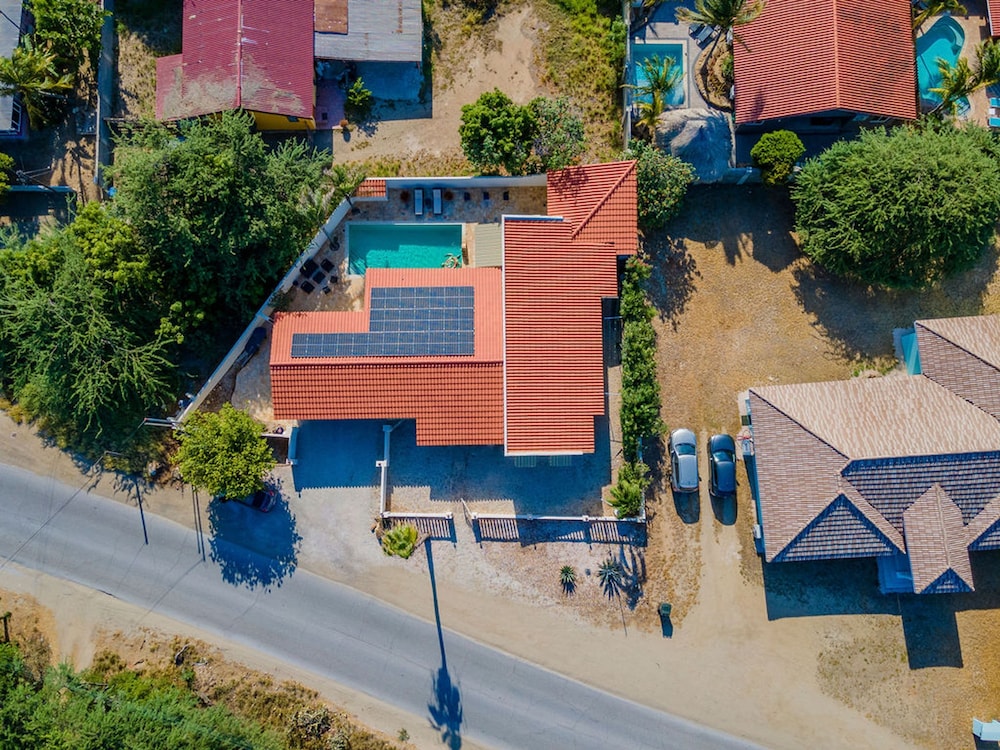Luxurious Haven in the Heart of the Island Pool