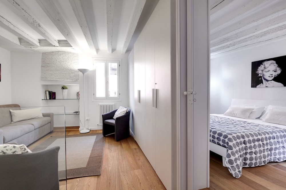 Pozzo Roverso en Venice — hotel room