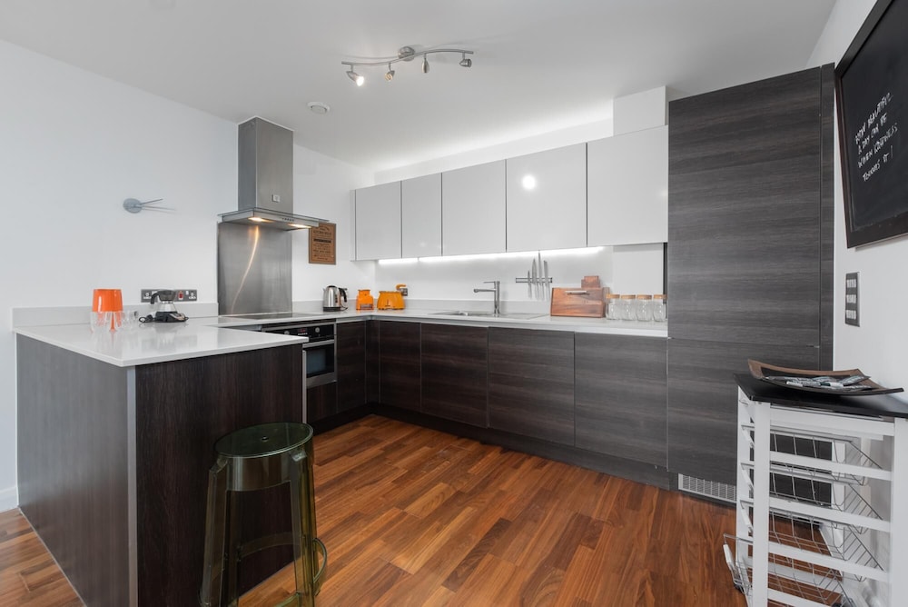Two Bedroom Flat With Balcony in Central Wimbledon by Underthedoormat