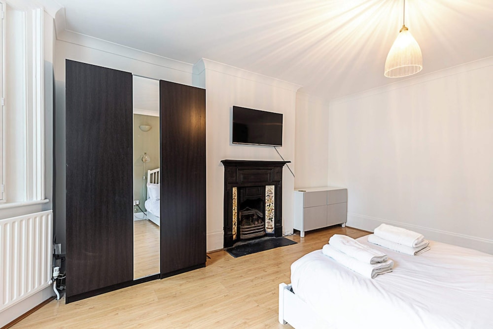Cosy and Modern Battersea Home