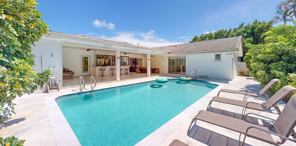 Villa Shapira 6BR Luxurious Designer Home With Heated Pool