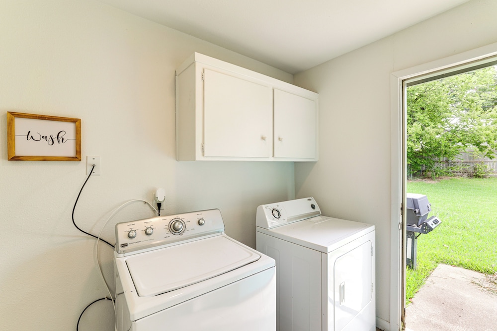 Near Shops & Eats: Commuter-friendly Fwtx Home