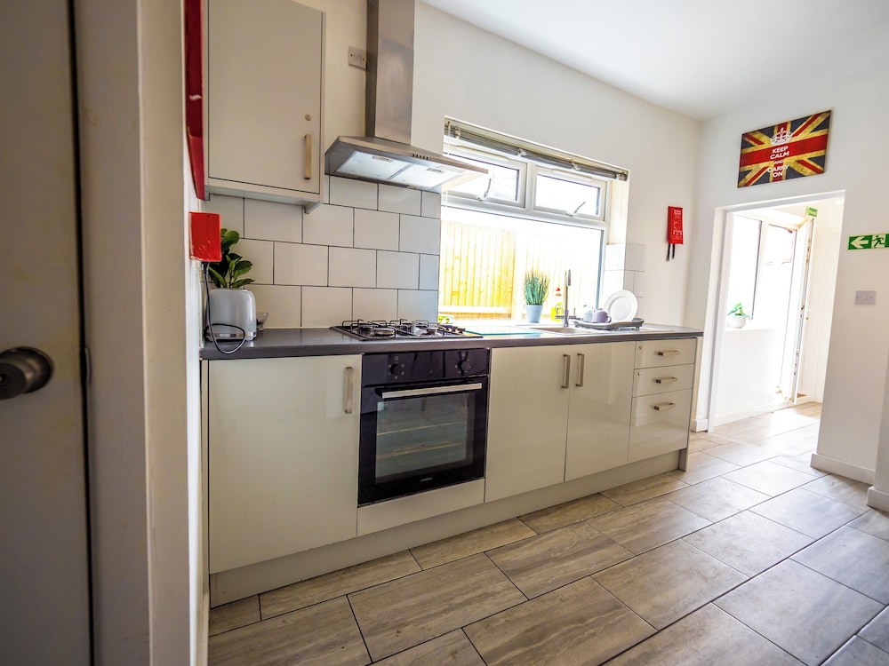 Ensuite4 Woodhouse private bath 2kitchen