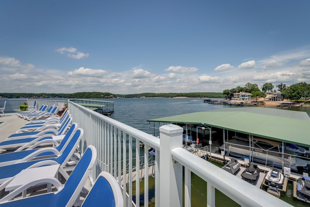 5th-floor Lakefront Condo: Elevator + Pool Access!