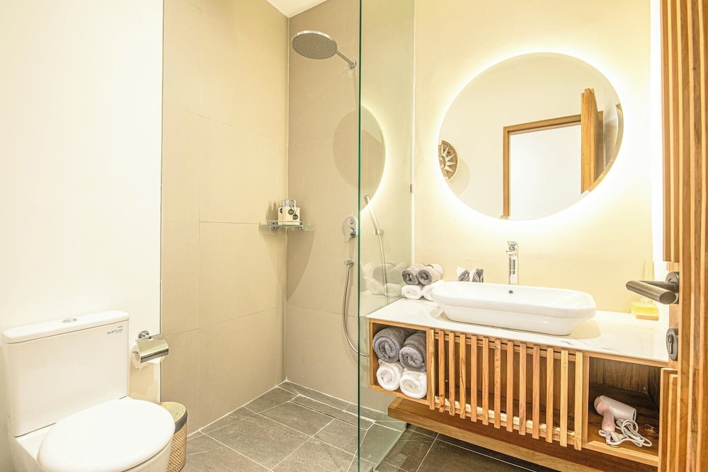 Luxury 5BR Retreat, 400m From Café Del Mar Shore