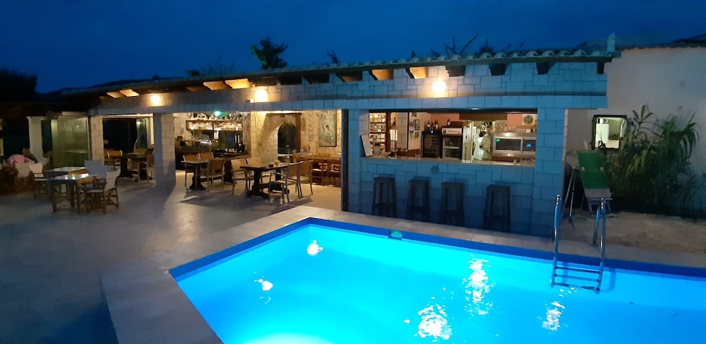 Irides Luxury Studios & Apartments
