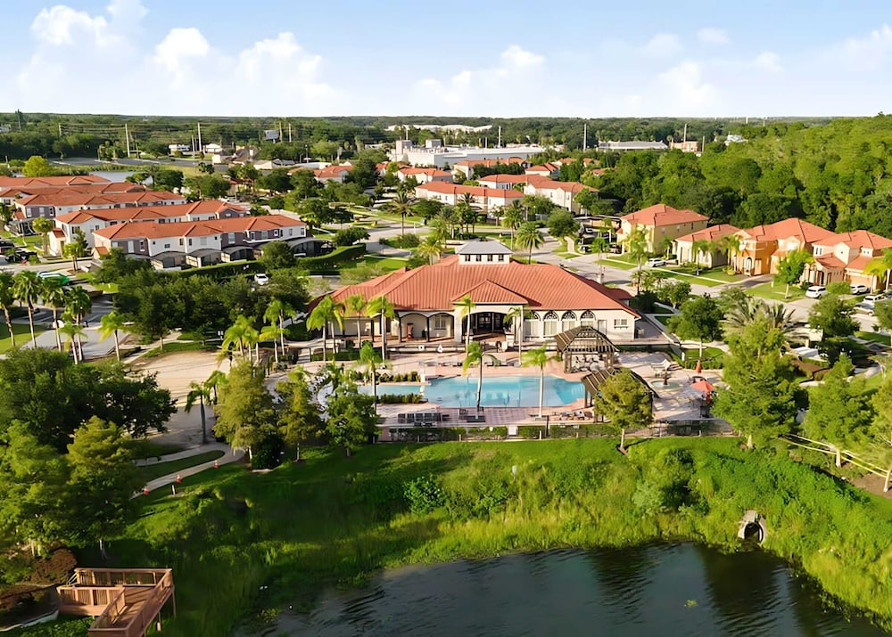 Upstay Lakefront Home w Pool Cinema, Games, BBQ