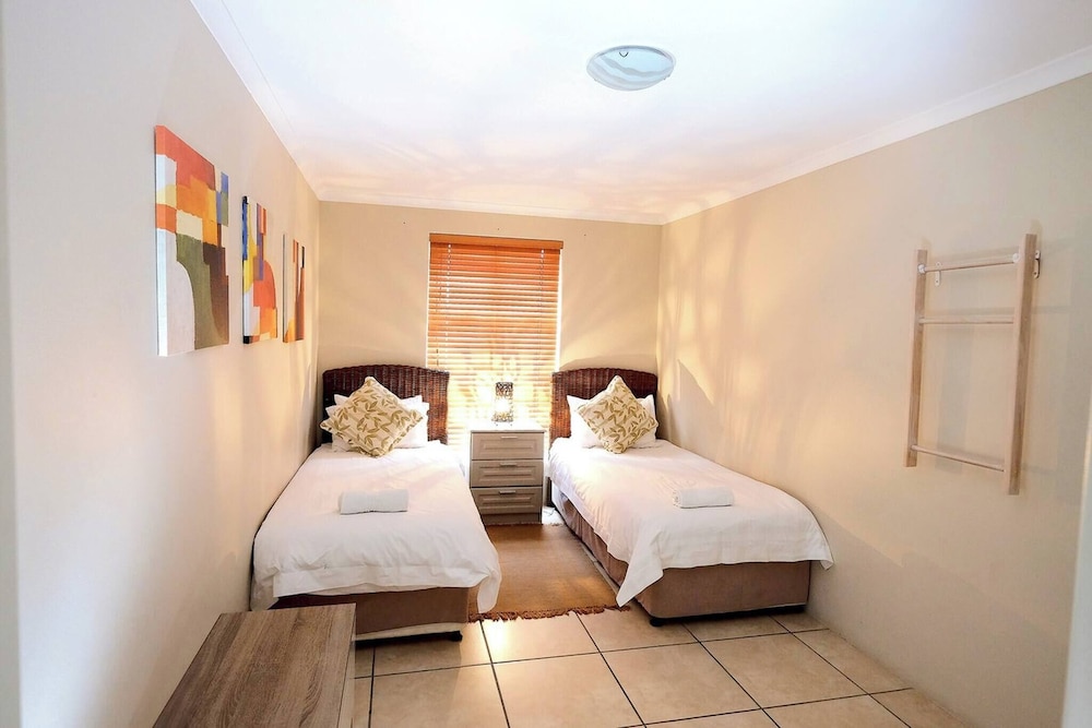 The Pelican - Stunning 3-bedroom Holiday Home in Langebaan