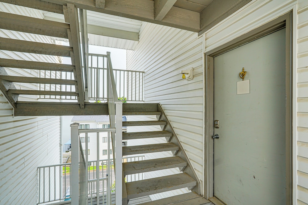 Pool Access & Lake Views: Osage Beach Family Gem