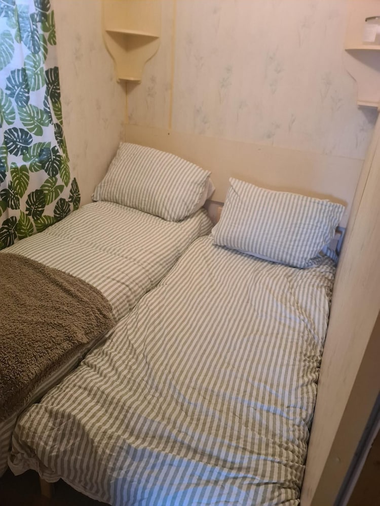 Cozy Cardiff Cabin Retreat Sleeps 6 by Aimee view 3