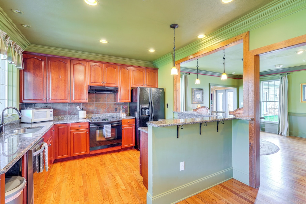 Private Hot Tub: 'bays View Lodge' in Kingsport!