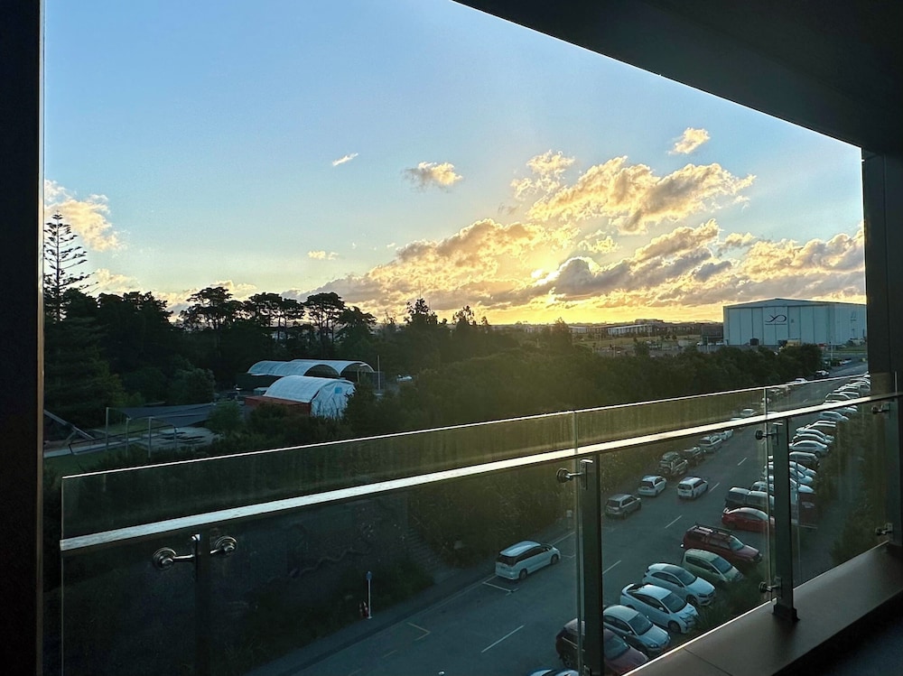 1BR with Balcony Close to Ferry by Zodiak Stays