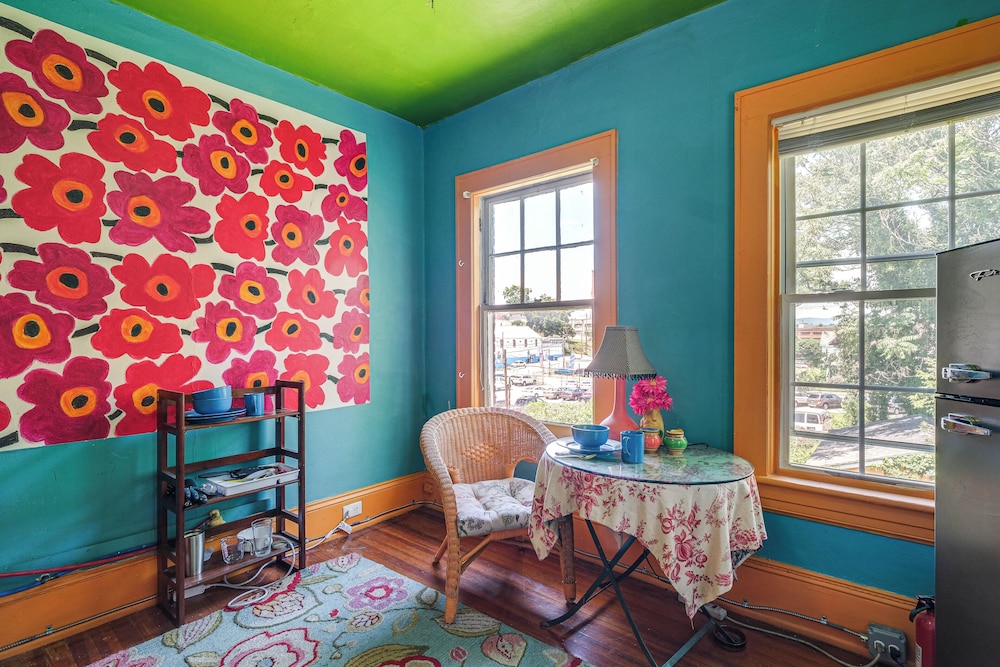Half-mi to Dtwn: Cozy Roanoke Apt!