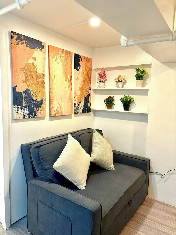 Budget Loft-type Condo in Uptown CDO