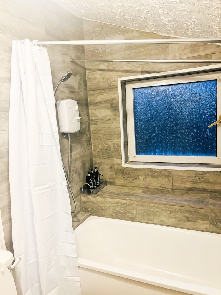 Convenient Home - Sleeps 6 - Parking - Garden