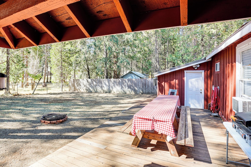 < 2 Mi to Trinity Lake: Norcal Getaway w/ BBQ