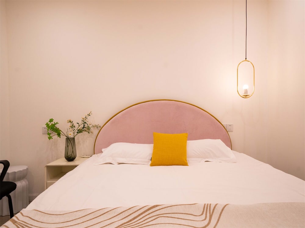 Book and Bed-Lujiabang