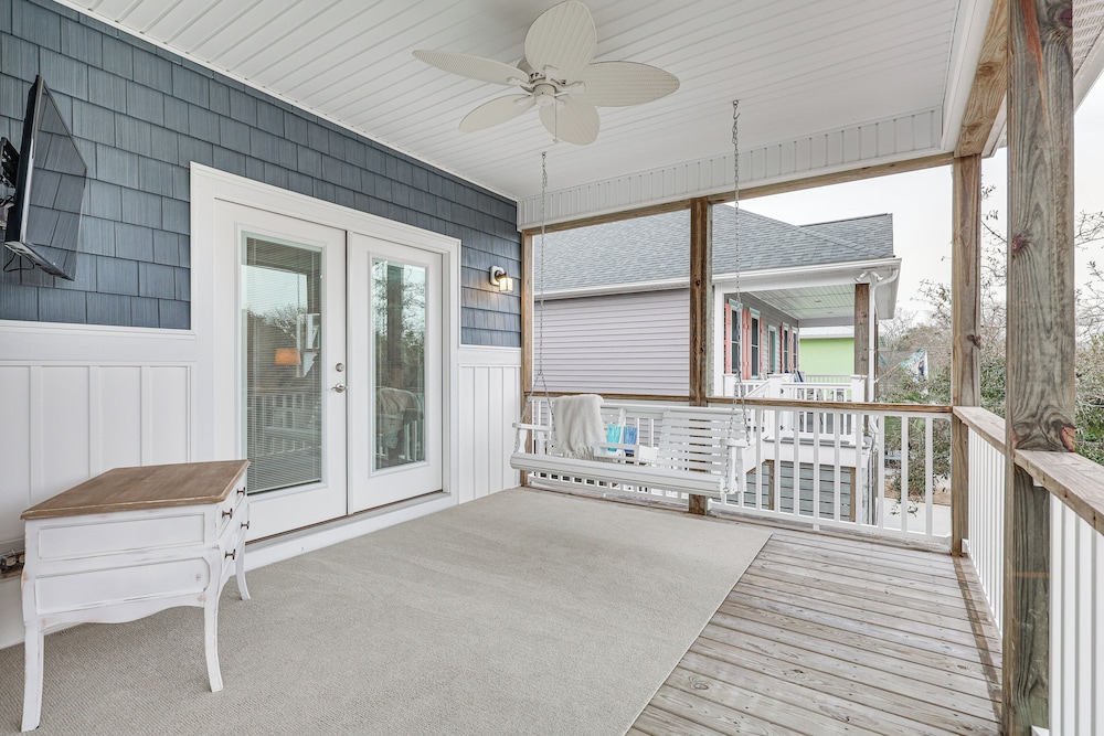 2 Mi to Long Beach: Home w/ Patio & Putting Green!