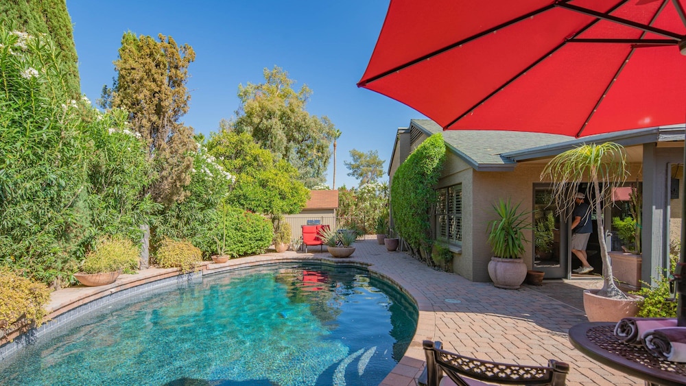 Scottsdale Gem W/pool in Private and Serene Yard!