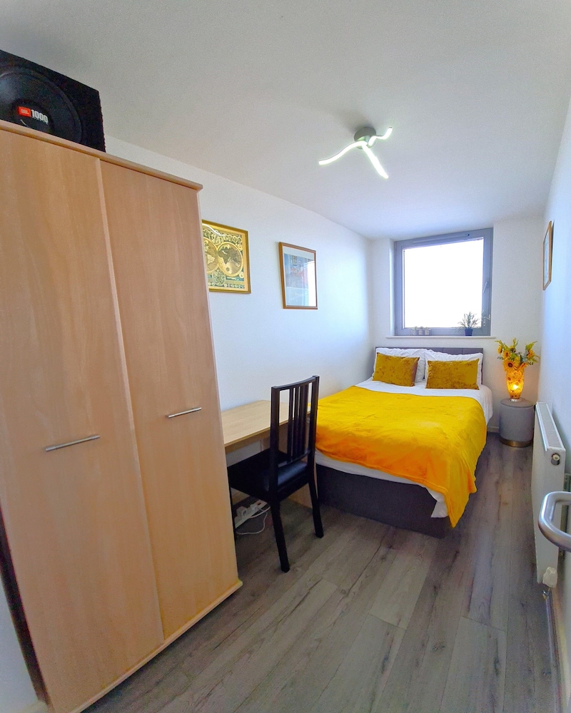 2 bedroom Central Flat with Parking view 5