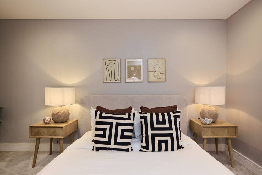 The Westbourne Park Place - Elegant 3bdr Flat