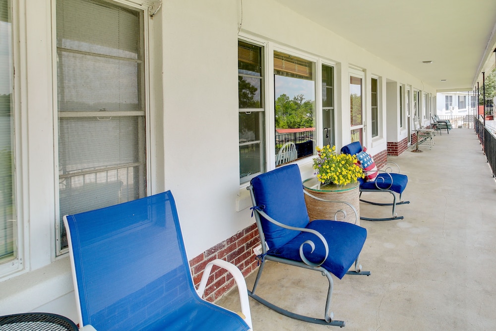 Cozy Hot Springs Vacation Rental on Lake Hamilton! view 5