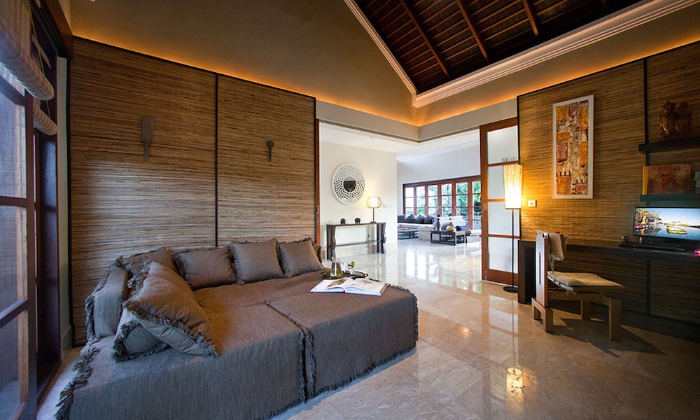Cliffront Tropical Villa Cantik