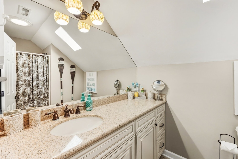 Santorelli's Seaside Serenety 4 Bedroom Home