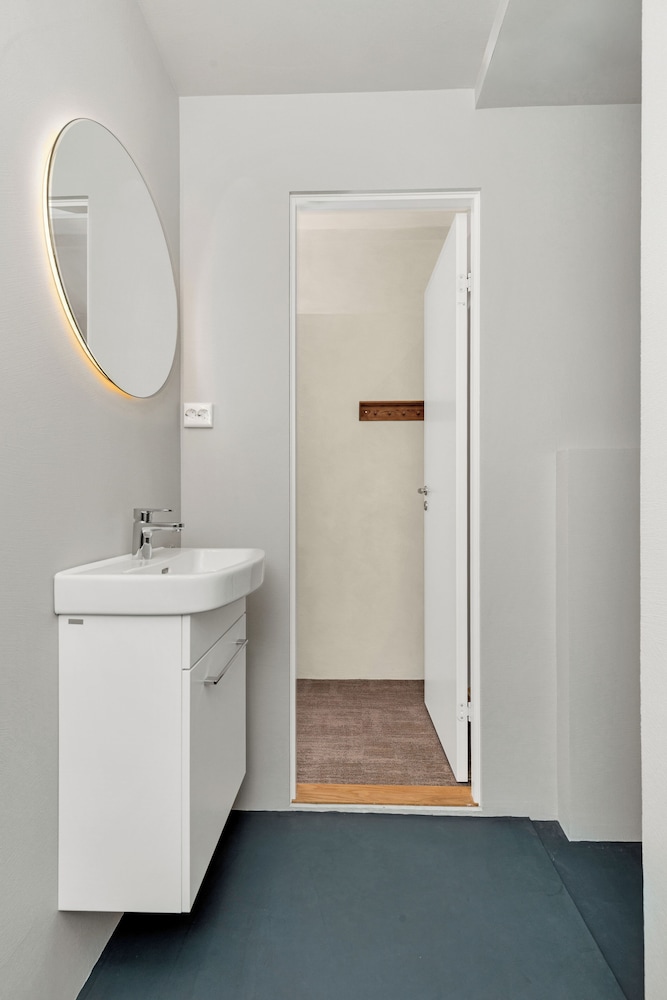 Central Guest House - Private Bathroom