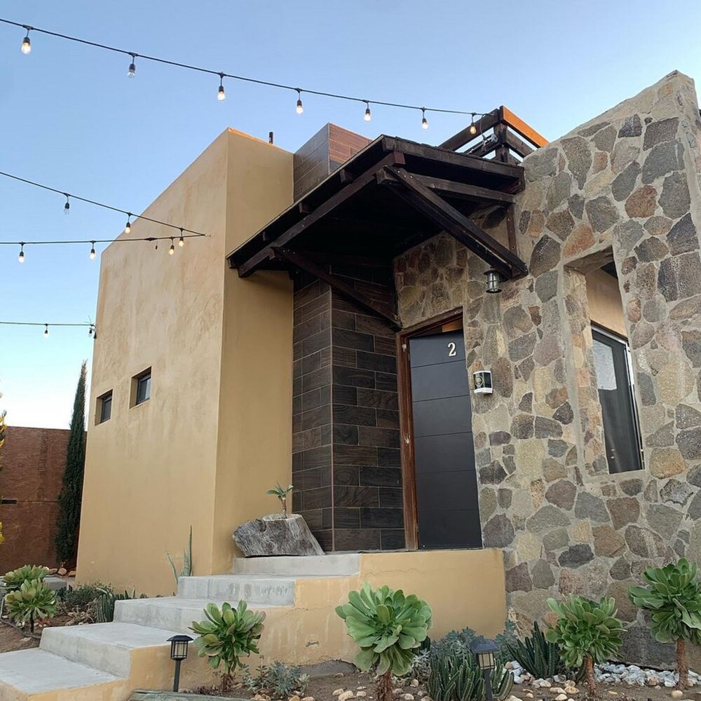 Hotel Cuatro Lunas - Image 1