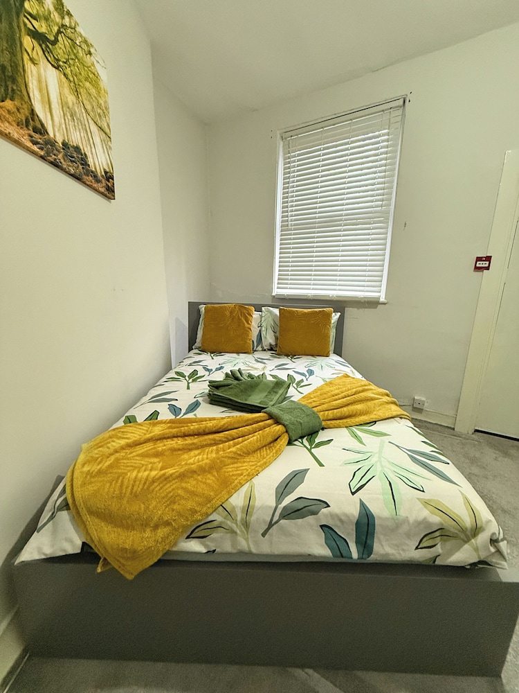Spacious 6BR Property with Parking