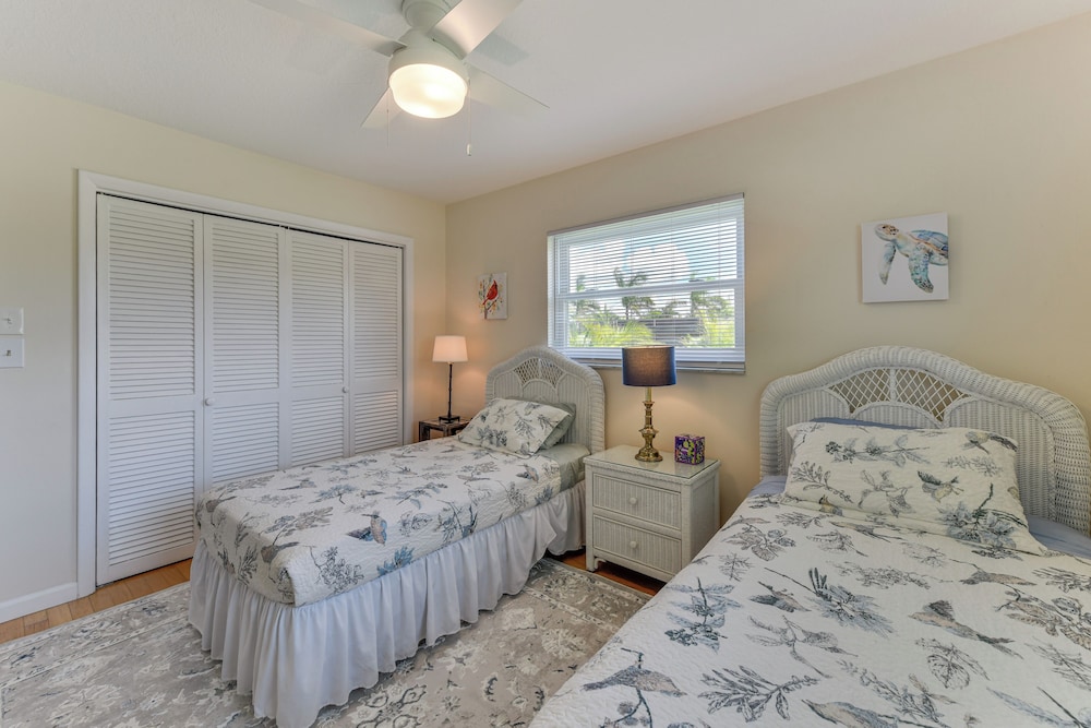 Beach Gear Provided! Cozy Family Home in Bradenton