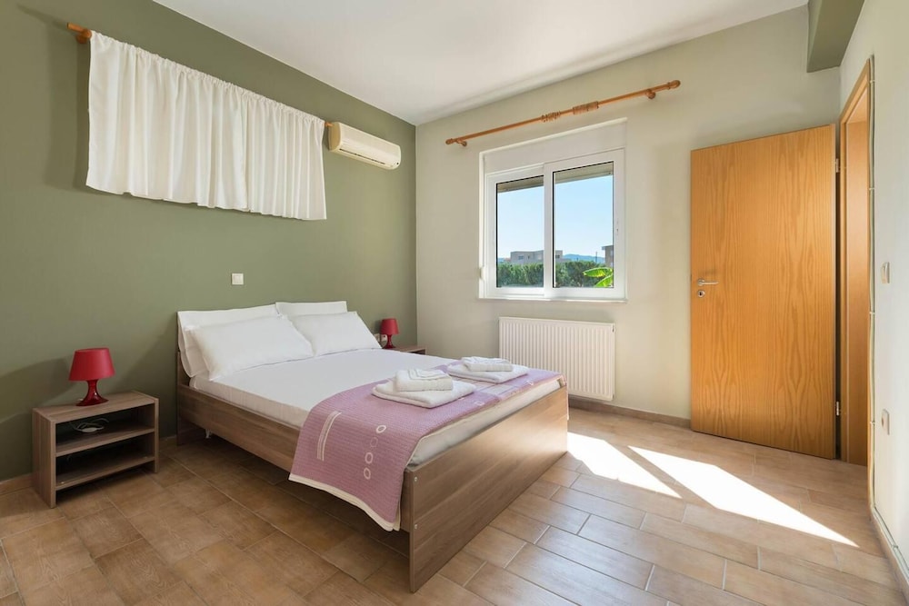 Stunning 5-bed Villa in Gennadi! view 2