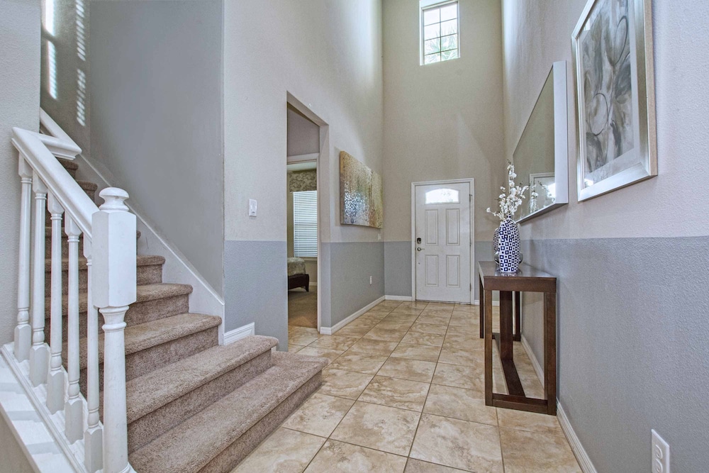 Home 8 Bdrm at Windsor Westside With Top Amenities