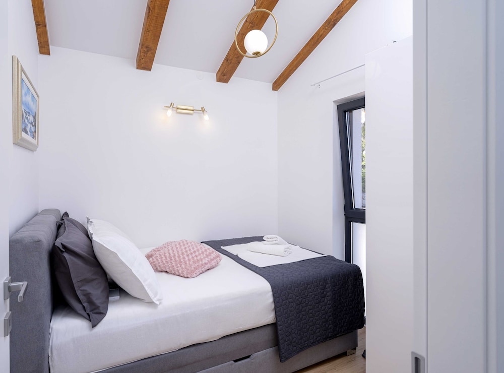 Sunlit Shores Beach Villa With Pool, Gym and Sauna