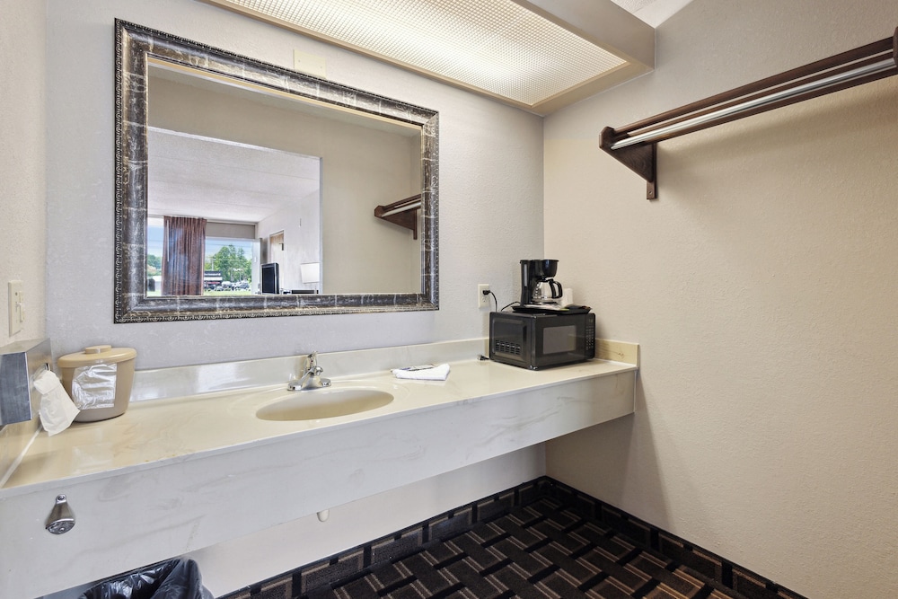 Relax inn by OYO Greeneville Near Hwy US-321