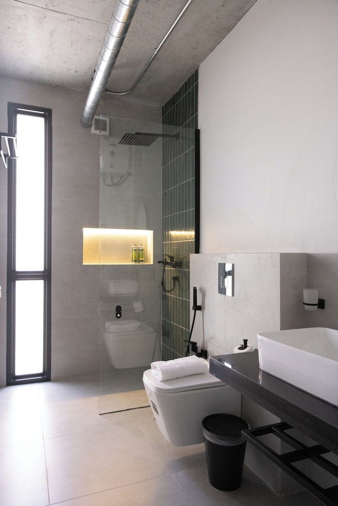 C LIVING 3 - ALMALQA