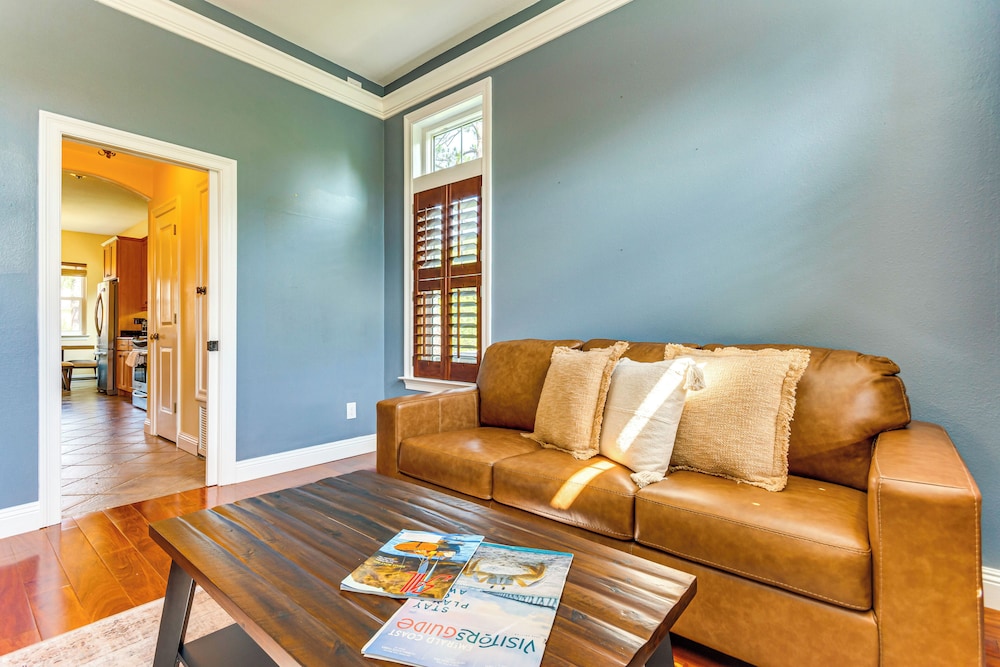 Steps to Bay: Tranquil Navarre Retreat w/ Balcony