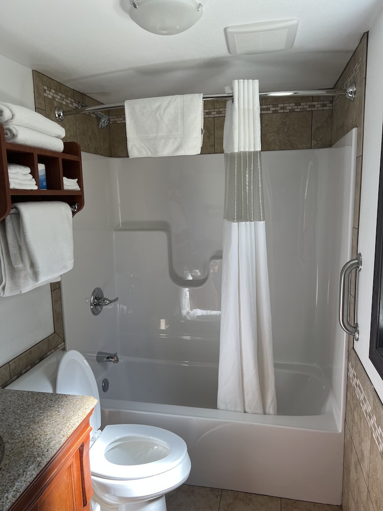 All Star Inn & Suites