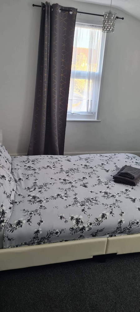 Cosy 2-bed Apartment - Sleeps 4 & Central