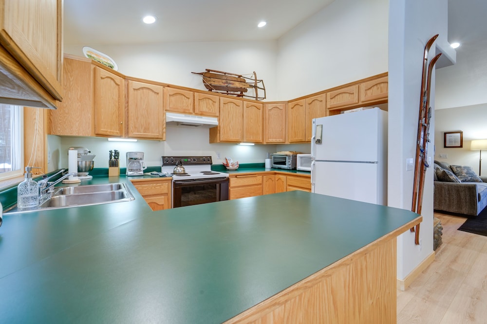 Charming Truckee Cabin: 5 Mi to Donner Lake! view 5