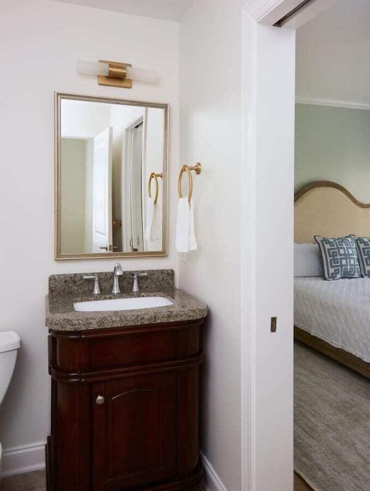May River Breeze! 3-story Townhouse in Old Town's Promenade