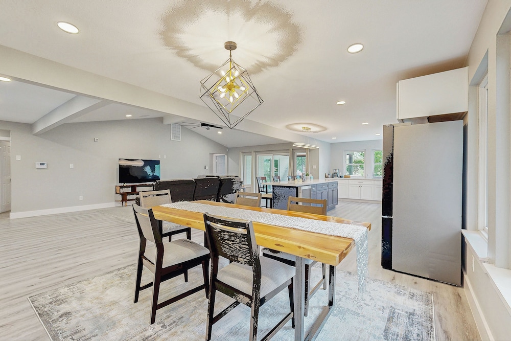 Relaxing Dog-friendly Home w/ Deck & Wifi