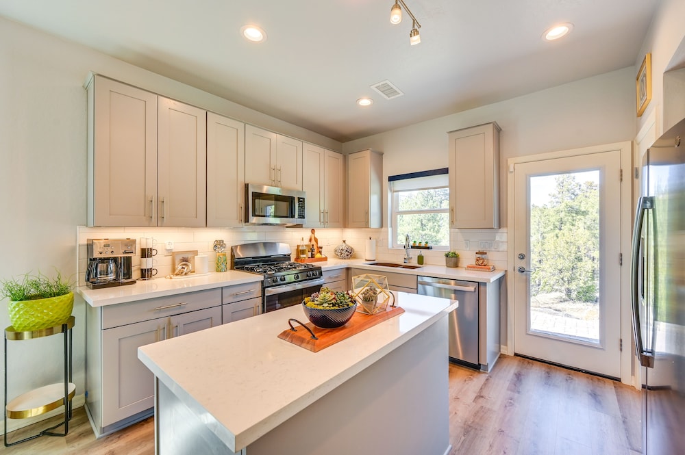 Modern Flagstaff Vacation Rental w/ 2 Living Areas view 4